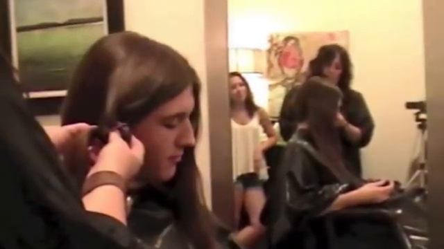 Он подстригся за день до выпускного, и даже отец не узнал его смотреть онлайн
