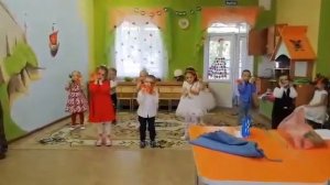 Танец с листочками «Наступила после лета осень» для средней группы