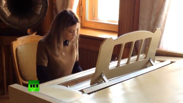 Наталья Поклонская сыграла на рояле в Ливадии смотреть онлайн