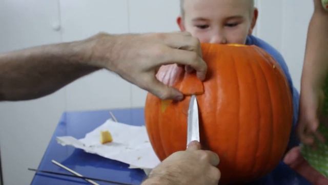 ??♀️?Вырезаем тыкву на Хэллоуин. Делаем вампира из тыквы на Halloween #halloween #тыква смотреть онлайн