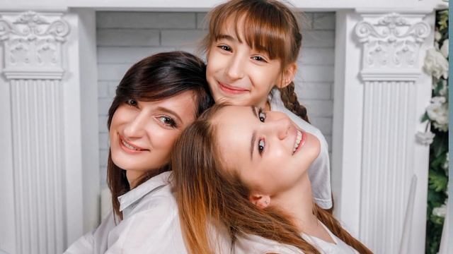 С Днём Матери! Для мамы лучший подарок - это счастливые дети. смотреть онлайн