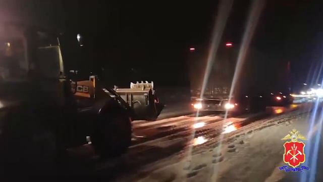 Дальнобойщик повёз чугунные ванны из Новокузнецка в Москву, заблудился и застрял в горку смотреть онлайн