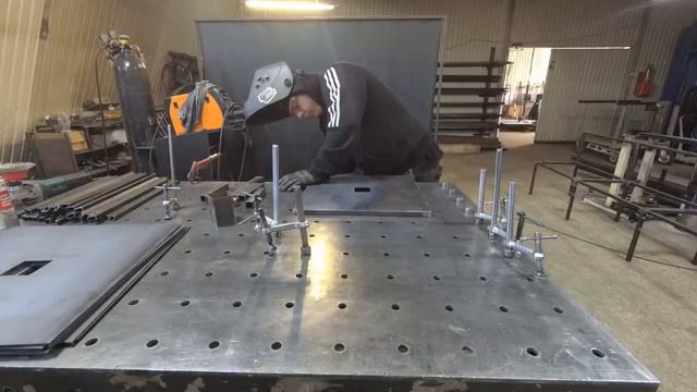 ОБЗОР СВАРОЧНОГО СТОЛА РЕАЛЬНЫМ МАСТЕРОМ _ Сварщик варит подстолье на сварочном столе смотреть онлайн