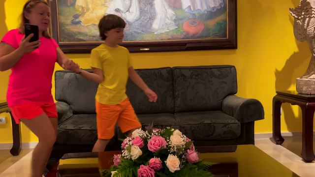 Anabella and Bogdan How to behave in a hotel / Rules of conduct for kids смотреть онлайн