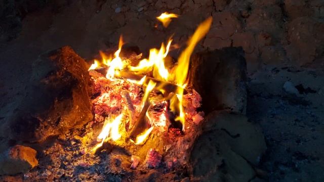 ШУМ МОРЯ НА ФОНЕ КОСТРА смотреть онлайн