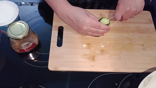 Белковый салат из кальмаров с огурцом смотреть онлайн