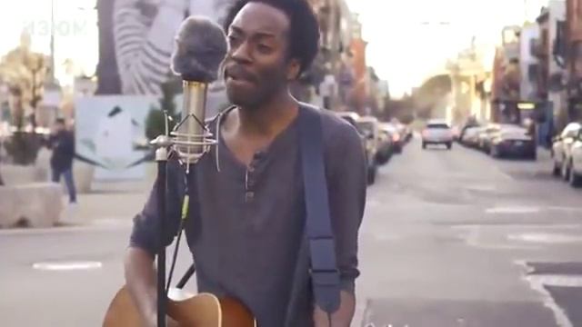 "Все идет по плану" в центре Нью Йорка поет негр смотреть онлайн