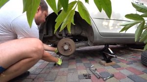 Fabia 2  Замена задних амортизаторов. Видео инструкция