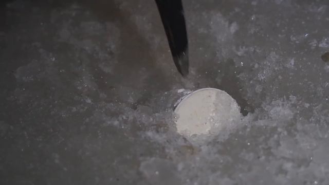 Эти опасные и жуткие находки мы нашли во льдах под землей, где затонул скелет! смотреть онлайн
