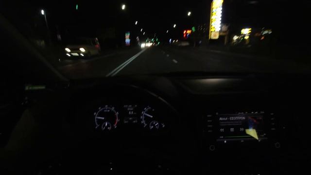 Автосвітло на трасі та по місту Шкода КАРОК смотреть онлайн