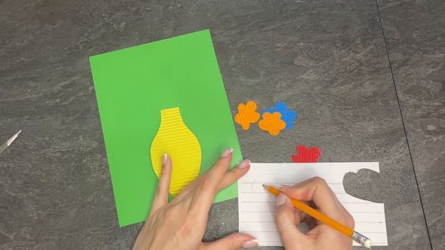 Поделка из цветного гофрокартона - ваза с цветами смотреть онлайн