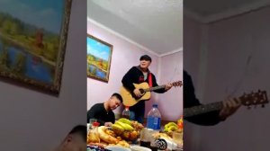 Кыргыз байке отлично поёт и играет на гитаре. Песня Виктора Цоя. Восьмиклассница