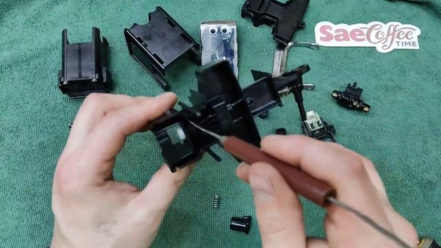 Плохо течет кофе из носика диспенсера?/ Не течет кофе? /Чистка диспенсера кофе с разбором корпуса. смотреть онлайн