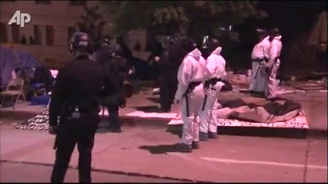 Полиция Лос-Анжелеса разгоняет лагерь движения "Захватывай" смотреть онлайн