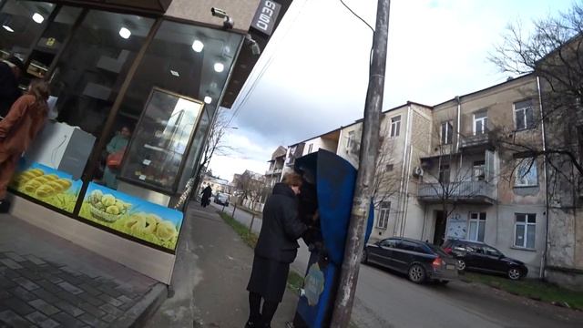 Накормили грузинским Харчо и напоили Чачей в Кутаиси / В ожидании электрички на Батуми смотреть онлайн
