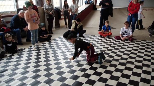 kids 1x1 - bboy Atom vs Fire - Брейк на волне 2019 смотреть онлайн