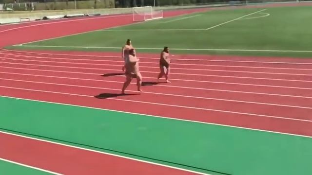Борцы сумо бегают