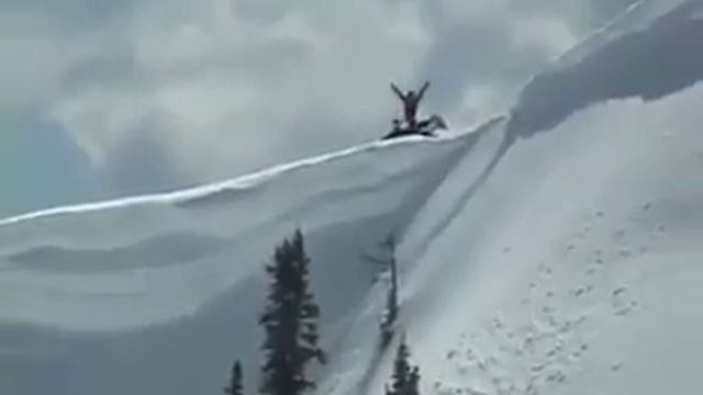 Чувак четко взобрался в отвесную гору на снегоходе смотреть онлайн