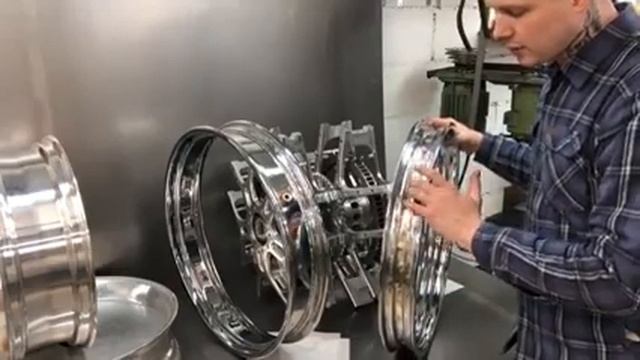 Zillers Garage Vincent custombike Video 3 The wheels смотреть онлайн