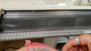 Такие шапки Вы свяжете за один вечер! Оригинальная Детская шапка на вязальной машине