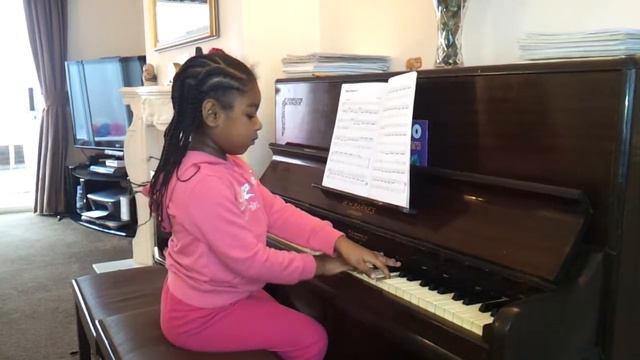 Alanna Crouch (5 years old) plays Allegro Moderato in F by Leopold Mozart смотреть онлайн