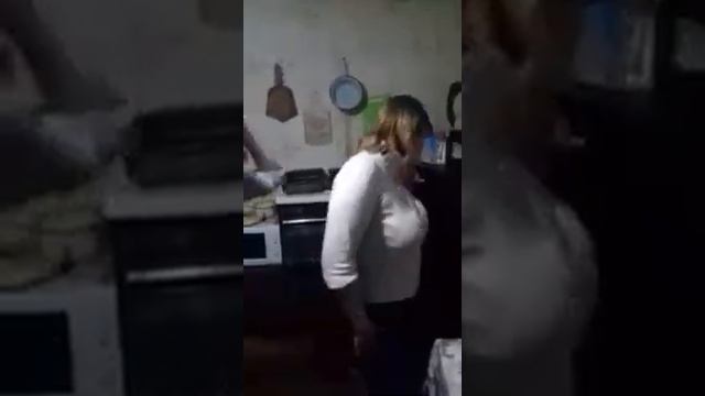 Как отдыхают девушки дома ???