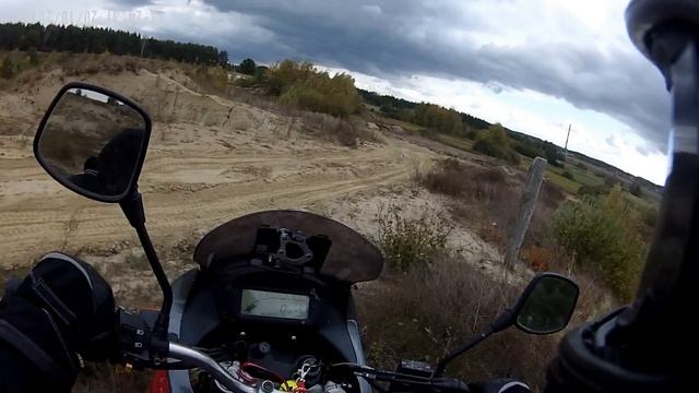 XF650 Freewind Suzuki XF 650 playing with sand смотреть онлайн