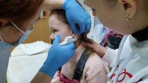 Прокол ушей пистолетом ребенку новой системой.