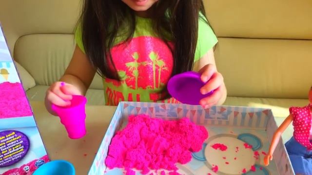 Кинетический песок ! Кукла Штеффи мама и малыши! Готовим мороженое!!! смотреть онлайн
