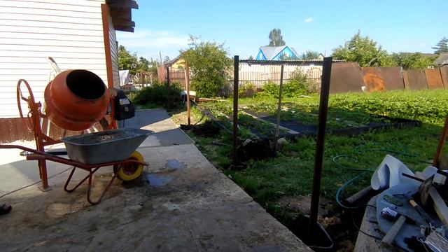 Забор своими руками.Установка забора из ЕВРОШТАКЕТНИКА.Заливка бетоном площадки на заднем дворе. смотреть онлайн