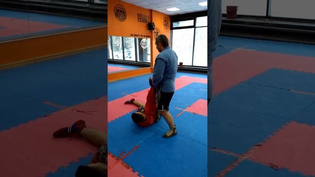 от бокового удара блок рукой прямой удар в челюсть, этой же удар локтем и задняя подножка смотреть онлайн