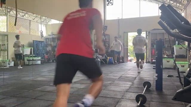 Latihan atlet Badminton di Unification Sport Gym смотреть онлайн