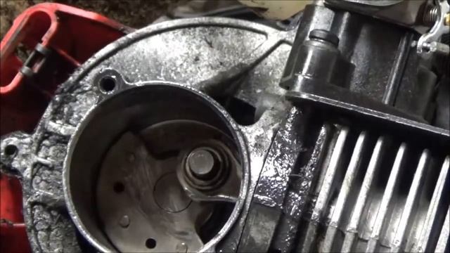 String Trimmer Repair (part 2) replacing back crankshaft cover. смотреть онлайн