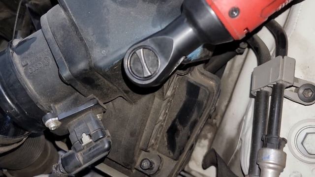 Audi Q5 2.0T Engine Air Filter Replacement | Easy DIY Due Every 15,000 Miles смотреть онлайн
