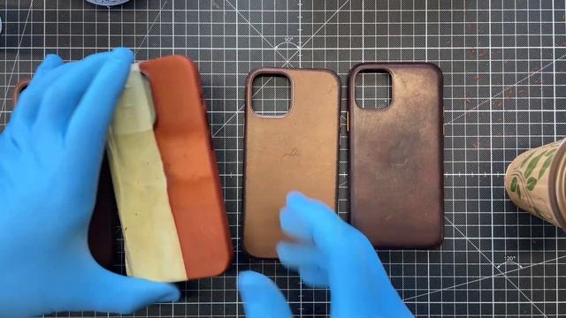 iPhone 14 Leather Case Patina - UMBER color put to the test смотреть онлайн