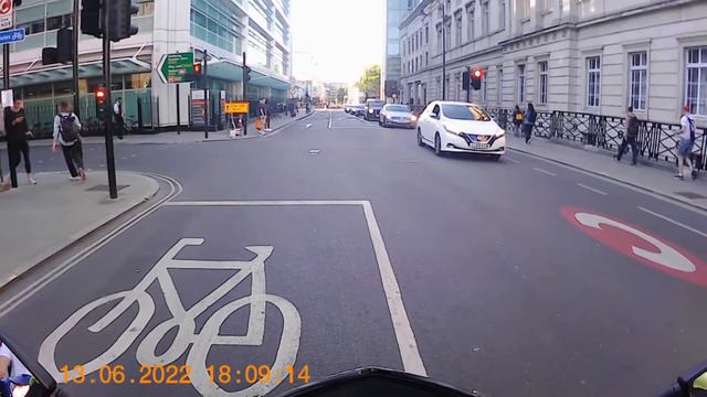 London Scooter - Soho to Camden on Peugeot Kisbee смотреть онлайн