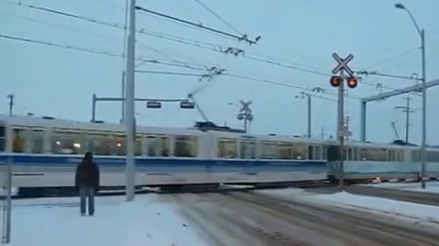 Edmonton trolley/LRT crossing смотреть онлайн
