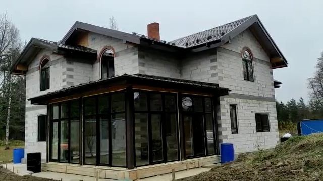 Остекление дома панорамными окнами на террасе и арочными окнами на втором этаже отзыв 89262831050 смотреть онлайн