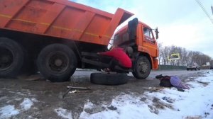 Пытаюсь затолкать колесо