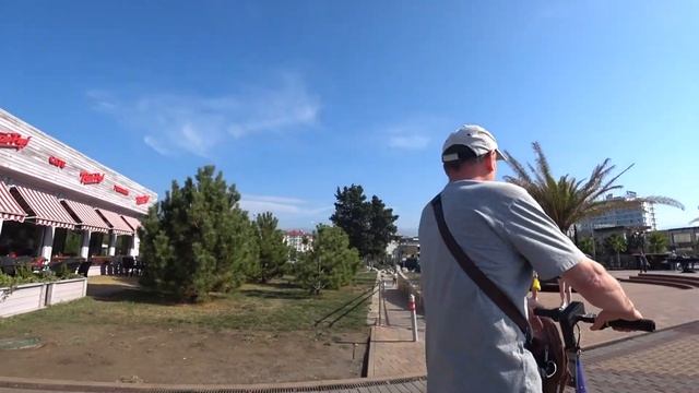 ОТДЫХ В СОЧИ, МОРЕ И МЕДУЗЫ, ПЛЯЖ НАБЕРЕЖНАЯ И ЭЛЕКТРО САМОКАТЫ. смотреть онлайн