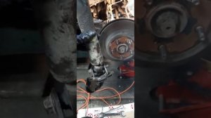 Замена заднего амортизатора TOYOTA RAV4