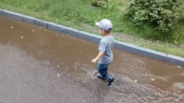 Везде и всюду лужи –
Пошире и поуже.
Протоки, водопады,
Пороги, перекаты…
Моряк не всякий справится смотреть онлайн