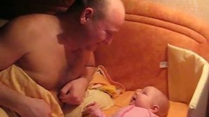 Девочка не хочет спать.