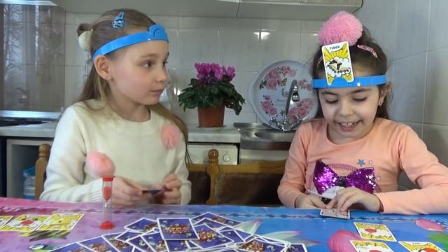 Моника с Подружкой Играют КТО Я? Настольная Интересная ИГРА. смотреть онлайн