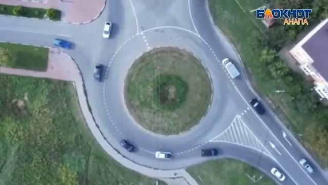 В Анапе у ТЦ "Красная площадь" заработало суперкольцо смотреть онлайн