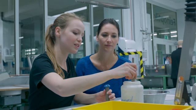 Mittendrin in MINT: Das macht eine Feinoptikerin смотреть онлайн