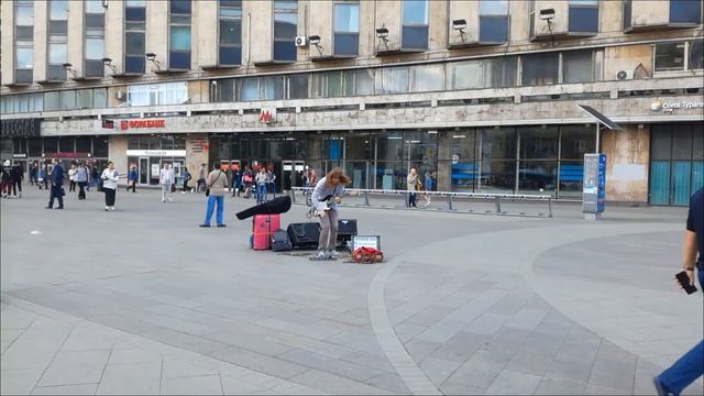 Уличный музыкант на Пушкинской шурует под фонограмму - музыка на улицах Москвы смотреть онлайн