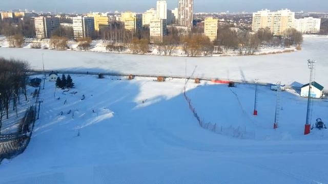 20150202 лыжник не смог остановится =0 Солнечная долина, парк Курасовщина, Минск, Беларусь смотреть онлайн