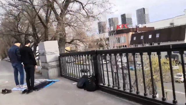 Молятся🤦🏼♂️ смотреть онлайн