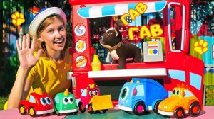 Мокас в гостях у Шоколадки! Игры в машинки для детей на детской площадке - Как мама